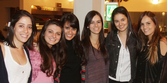 Amigas reunidas em barzinho da cidade: Laura Liporoni, Natalia Michelini, Marcela Moura, Vanessa Resende, Bruna Catai e Viviane Resende